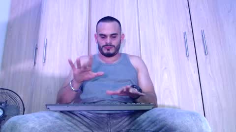 Snapshot of esteban_fer chatting on March 2025 05:00:02 AM Esteban Fernandez online show from March 2025 05:00:02 AM