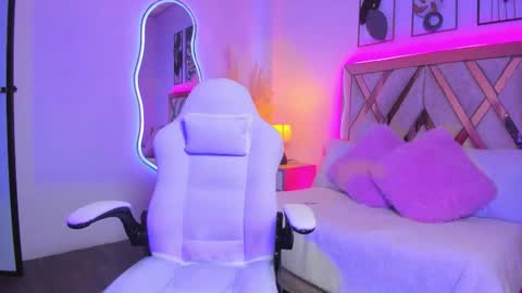 Estrella  online show from February 2026 01:38:01 PM