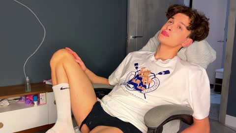 Snapshot of estremecerse chatting on December 2024 08:15:01 PM Alex online show from December 2024 08:15:01 PM