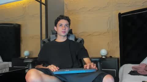 ethanlowell online show from December 2025 05:28:01 AM