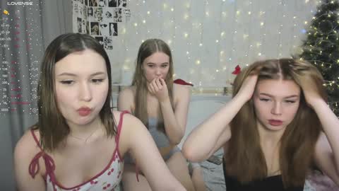 Snapshot of eumomino chatting on December 2024 01:26:02 AM Veronica Tiia Lilith left to right online show from December 2024 01:26:02 AM