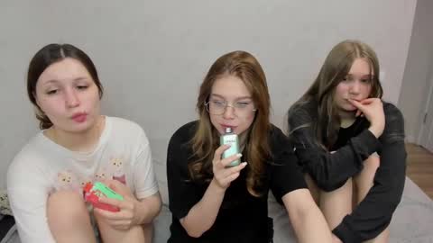 Snapshot of eumomino chatting on February 2025 06:39:02 AM Veronica Tiia Lilith left to right online show from February 2025 06:39:02 AM