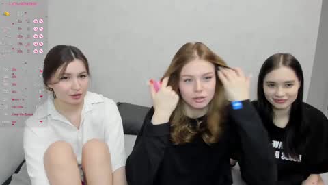 Snapshot of eumomino chatting on February 2025 03:53:01 AM Veronica Tiia Lilith left to right online show from February 2025 03:53:01 AM