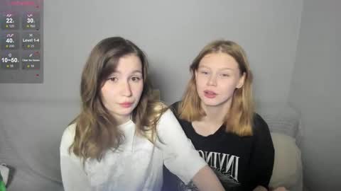 Snapshot of eumomino chatting on September 2025 04:32:01 PM Veronica Tiia Lilith left to right online show from September 2025 04:32:01 PM