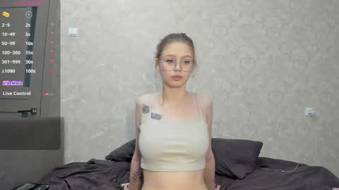 Veronica Tiia Lilith left to right online show from March 2026 07:46:02 PM