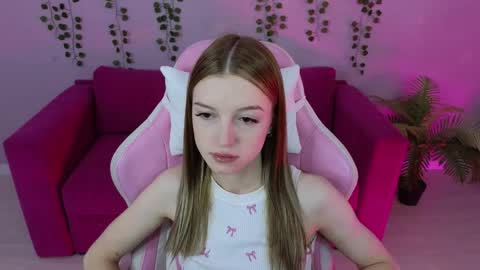 Snapshot of eva__thompson chatting on June 2026 01:28:02 AM Eva online show from June 2026 01:28:02 AM