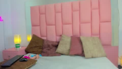 evaa_white online show from December 2025 12:21:02 PM