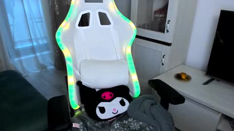 eveeevian online show from February 2025 05:22:02 PM