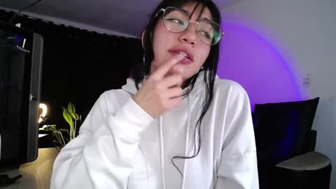 Snapshot of eveelyn_20 chatting on December 2024 05:59:02 AM Kissed by an angel IG evee lyn20 online show from December 2024 05:59:02 AM