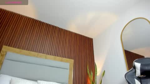 E V E L I N online show from November 2025 12:59:01 PM