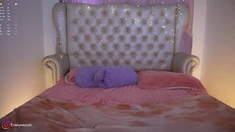 Snapshot of evelyn_evelyn chatting on January 2026 07:11:01 PM evelyn evelyn online show from January 2026 07:11:01 PM