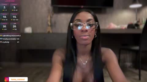 E V E L Y N  online show from February 2025 02:55:02 PM