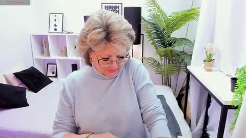 Snapshot of evelynblissful chatting on December 2025 05:12:02 AM Evelyn online show from December 2025 05:12:02 AM