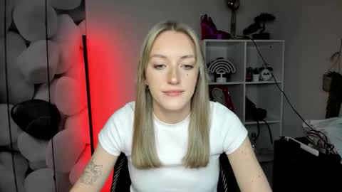 Snapshot of evelynblond chatting on January 2026 01:37:02 PM evelynblond online show from January 2026 01:37:02 PM