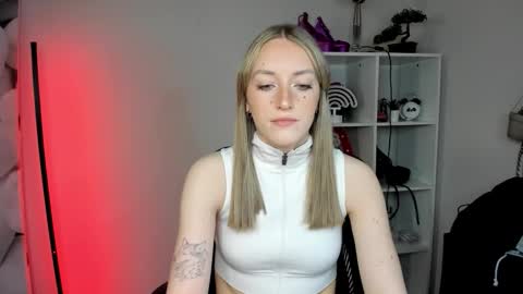 Snapshot of evelynblond chatting on February 2026 01:25:01 PM evelynblond online show from February 2026 01:25:01 PM