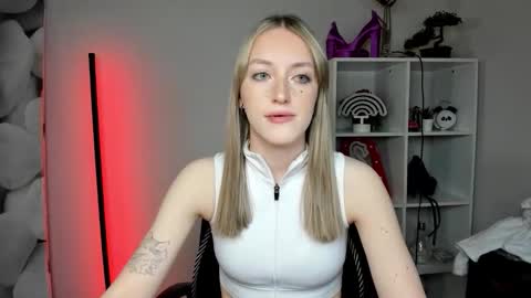 Snapshot of evelynblond chatting on February 2026 06:37:01 AM evelynblond online show from February 2026 06:37:01 AM