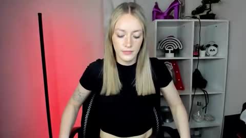 Snapshot of evelynblond chatting on February 2026 02:04:02 PM evelynblond online show from February 2026 02:04:02 PM