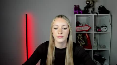 Snapshot of evelynblond chatting on June 2026 12:37:01 PM evelynblond online show from June 2026 12:37:01 PM