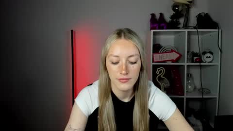 Snapshot of evelynblond chatting on June 2026 12:53:01 PM evelynblond online show from June 2026 12:53:01 PM