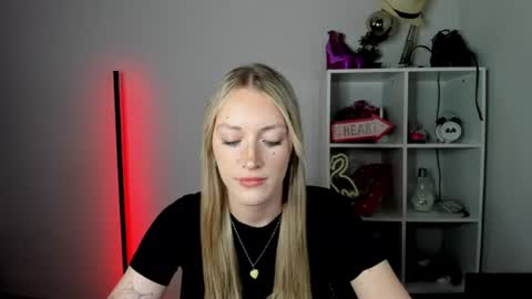 Snapshot of evelynblond chatting on June 2026 12:39:01 PM evelynblond online show from June 2026 12:39:01 PM