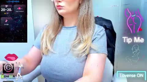 Snapshot of evelyne_rose chatting on June 2026 04:58:02 AM evelyne_rose online show from June 2026 04:58:02 AM
