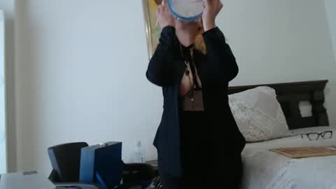 Evelyn Smith online show from December 2025 04:03:02 PM