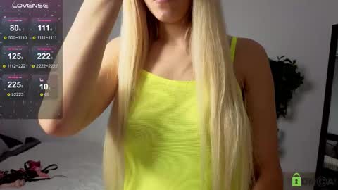 M4ry  online show from October 2025 11:45:02 AM