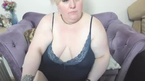 Snapshot of fashiona chatting on April 2026 12:30:01 PM fashiona online show from April 2026 12:30:01 PM