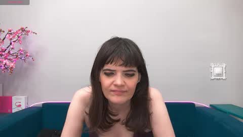 Snapshot of feelsgoodwoman chatting on April 2026 03:11:01 AM Laura online show from April 2026 03:11:01 AM