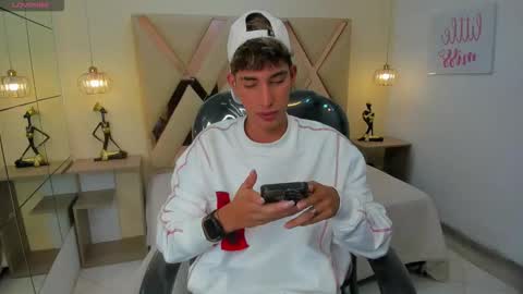 FER PHOENIX online show from December 2025 03:33:01 AM