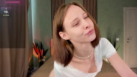 im Linda please give me thumbs up online show from September 2025 03:08:02 AM