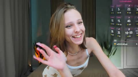 im Linda please give me thumbs up online show from October 2025 03:19:01 AM