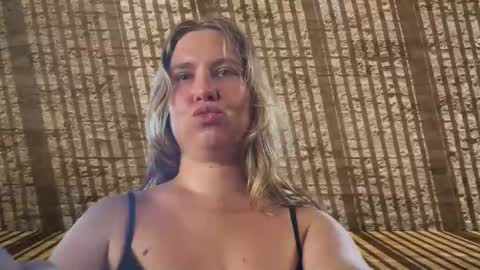 Snapshot of fluffy_bunnyxxx chatting on April 2026 06:27:01 AM fluffy_bunnyxxx online show from April 2026 06:27:01 AM