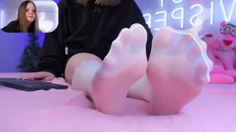 Snapshot of footfetish_baby chatting on January 2025 09:51:01 PM Molly online show from January 2025 09:51:01 PM