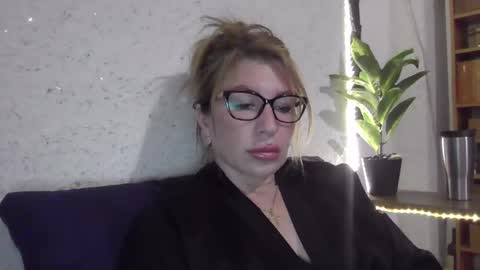 fox_red_lady7 online show from March 2025 06:32:01 PM