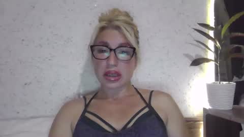 fox_red_lady7 online show from October 2025 07:43:01 PM