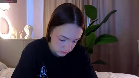 Snapshot of francessmason chatting on March 2026 06:19:01 AM Marybrown eye Katy gray eye online show from March 2026 06:19:01 AM