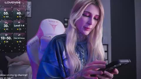 Snapshot of fraulein_mooon chatting on November 2025 10:53:02 PM Asya UwU online show from November 2025 10:53:02 PM