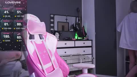 Snapshot of fraulein_mooon chatting on January 2026 06:20:01 PM Asya UwU online show from January 2026 06:20:01 PM