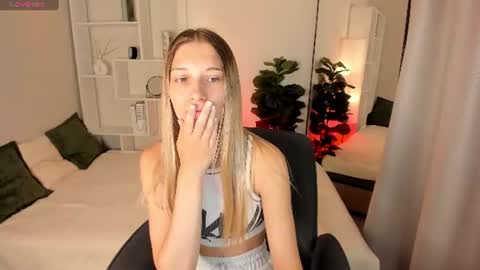 Snapshot of freya_bloss chatting on July 2026 06:04:02 AM Laura online show from July 2026 06:04:02 AM