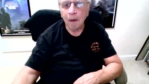 Snapshot of funclemike chatting on October 2025 03:04:01 AM funclemike online show from October 2025 03:04:01 AM