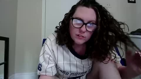 fuzzypeaches87 online show from June 2026 07:37:02 PM