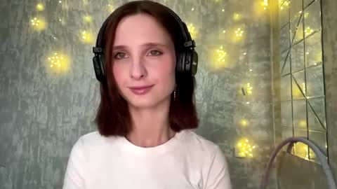 Snapshot of genieflug chatting on April 2026 11:15:01 AM Riana online show from April 2026 11:15:01 AM