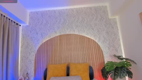 Kendal  online show from September 2025 01:59:01 PM