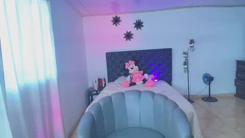 Giana Roberts online show from November 2025 04:18:01 PM