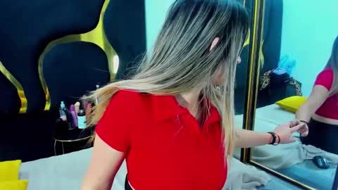 Snapshot of giaroussel chatting on November 2025 04:40:01 PM GiaRoussel online show from November 2025 04:40:01 PM