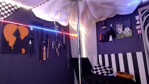 Giggles online show from November 2025 06:06:01 PM