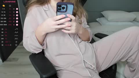 gigihadd online show from January 2025 04:12:01 PM