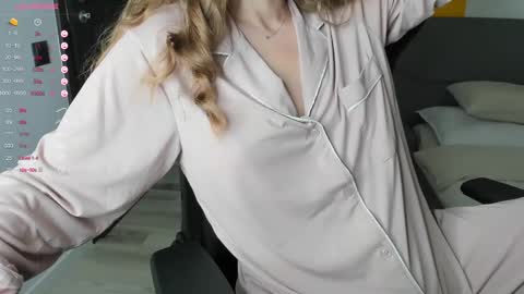 gigihadd online show from March 2025 04:52:02 PM