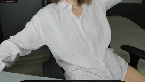 gigihadd online show from December 2025 11:15:01 AM